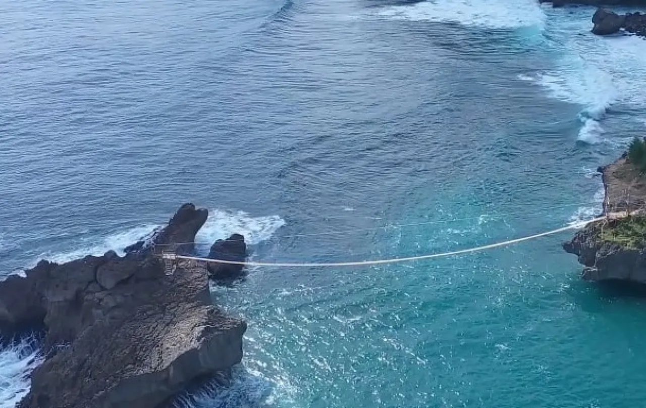 Pantai Watu Bale Pacitan. Suguhkan Pemandangan Eksotis Pasir Putih dan Bebatuan Karang