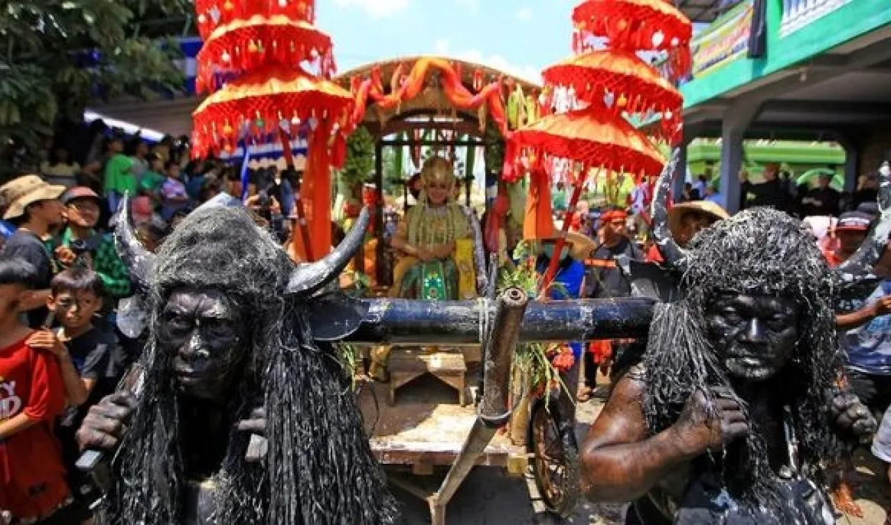 Ritual Sakral Kebo-keboan Suku Osing, Pakai Medium ‘Manusia Kerbau’