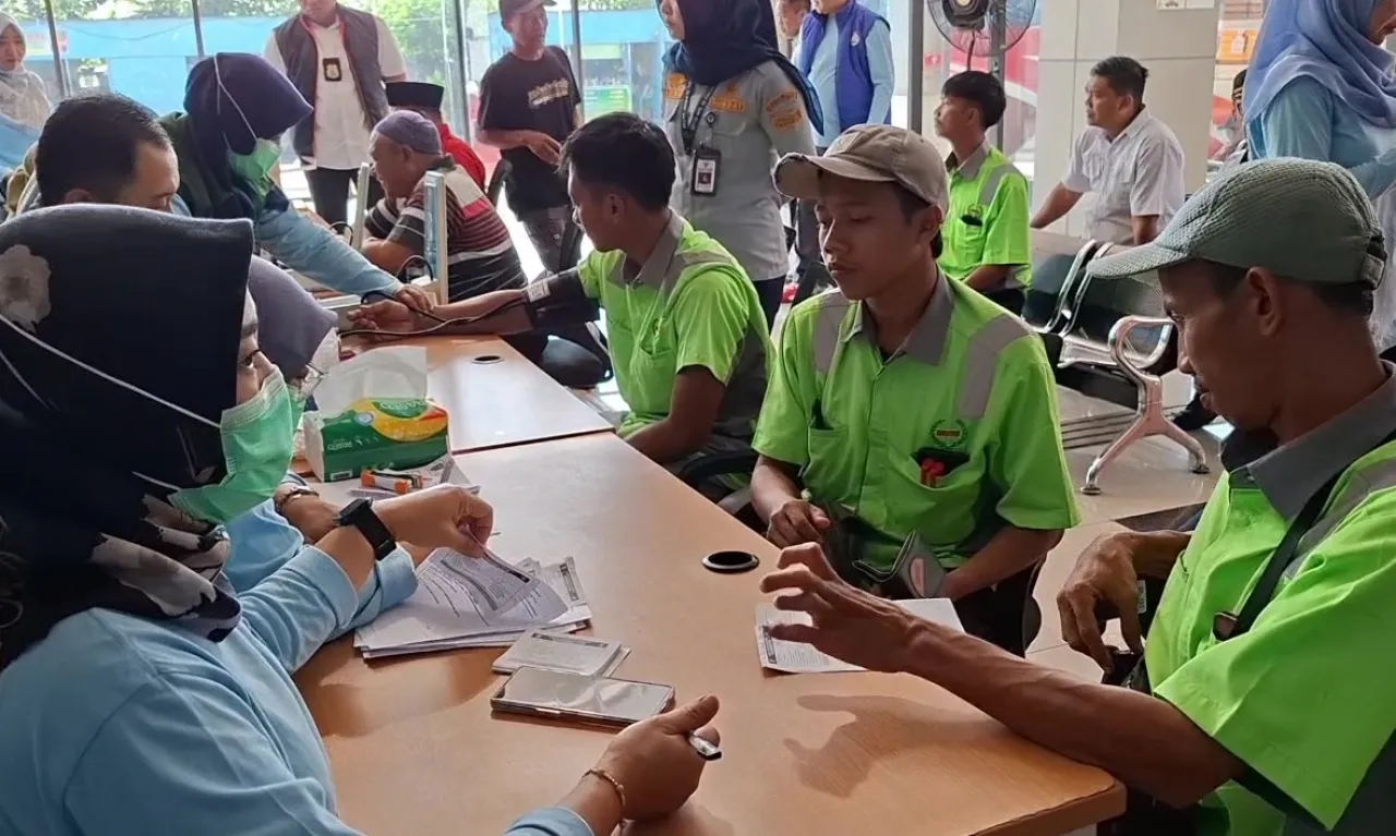Jelang Angkutan Nataru, Terminal Madiun Gelar Tes Urine Sopir Bus hingga Ramp Check Kendaraan