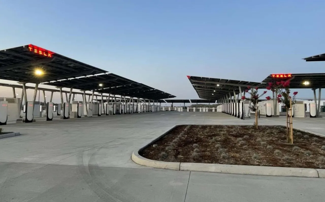 Tesla Bangun Supercharger Terbesar Pakai Tenaga Surya dan Megapack