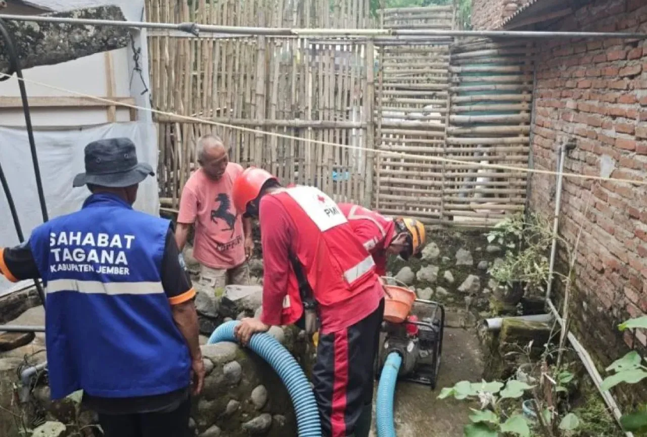 Tim Wash PMI Jember Normalisasi di 3 Titik Sumur Warga Terdampak Banjir