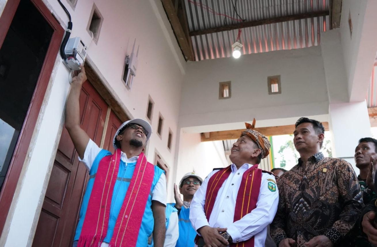 GM PLN UID Sulselrabar, Budiono (kiri) beserta jajaran Pemkab Luwu menyalakan rumah salah satu warga di Desa Ilan Batu Uru, Kabupaten Luwu, Sulawesi Selatan. Foto/Humas PLN