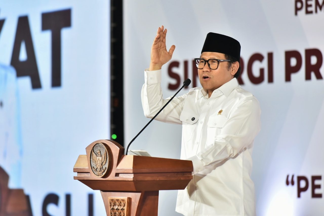 Menteri Koordinator Pemberdayaan Masyarakat, Muhaimin Iskandar memberikan saat acara silaturahmi bersama Nasabah PNM Mekaar Mojokerto, Kamis (16/01/2025). Sp/Arlana
