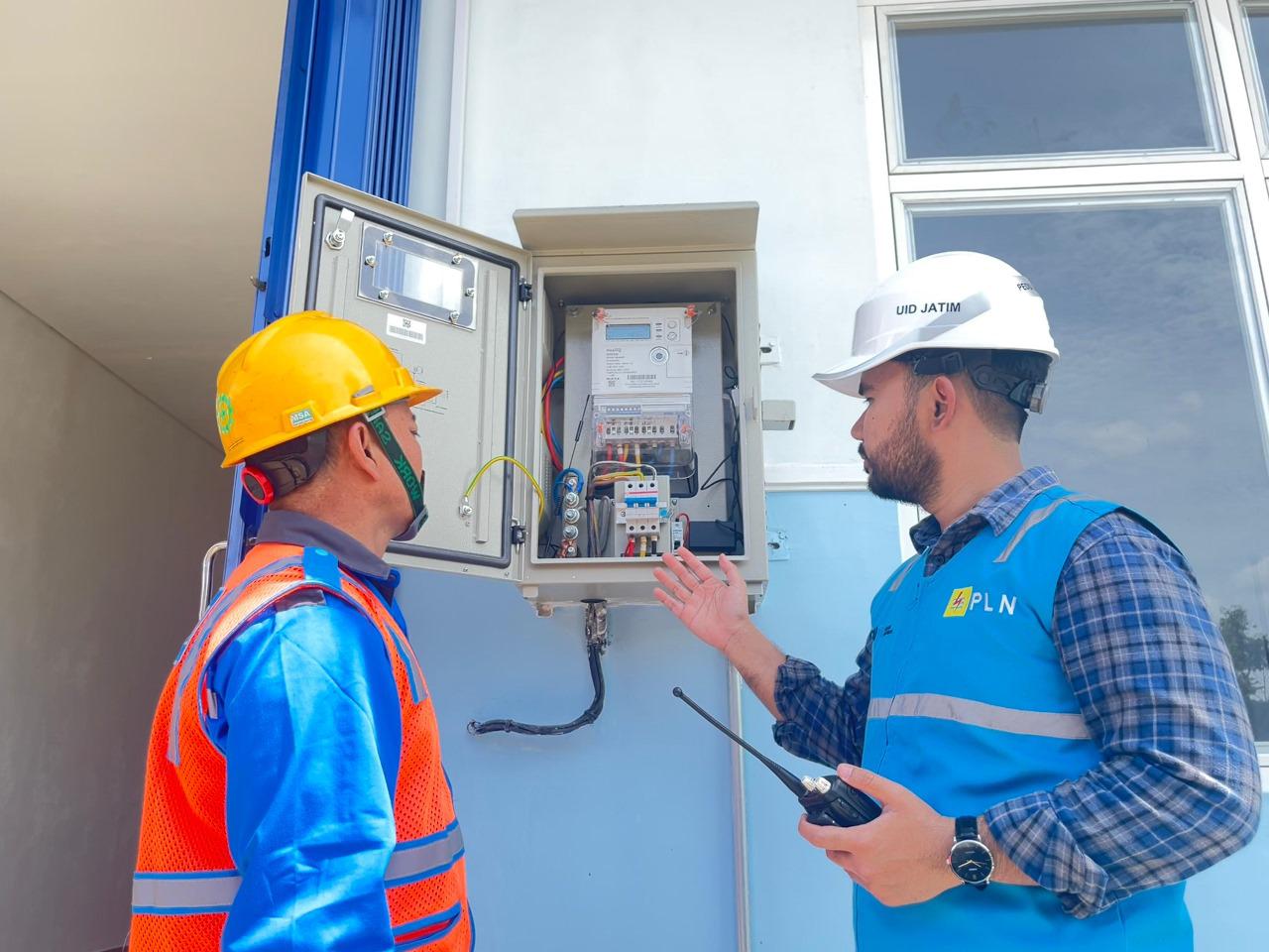Manager PLN ULP Bondowoso, Yuanito Yoga Pratama bersama petugas Yantek tengah memastikan keandalan pasokan listrik di salah satu sekolah penerima manfaat program MBG di Jatim. Foto/Humas PLN