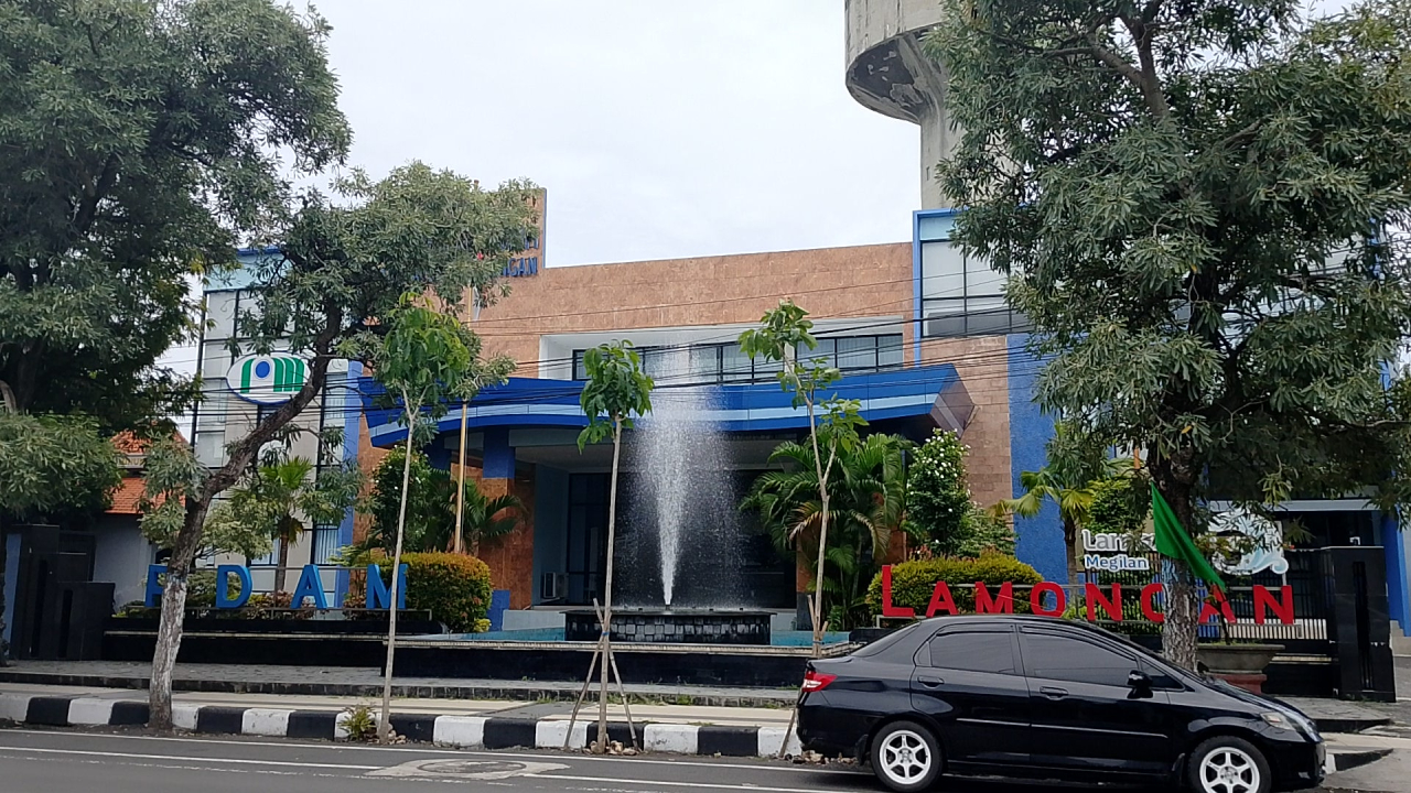 Kantor PDAM di Jalan Lamongrejo Lamongan ini sebagai saksi adanya pungutan uang ke pelanggan mencapai miliaran rupiah setahun yang harus dipertanggungjawabkan.  FOTO:SP/MUHAJIRIN