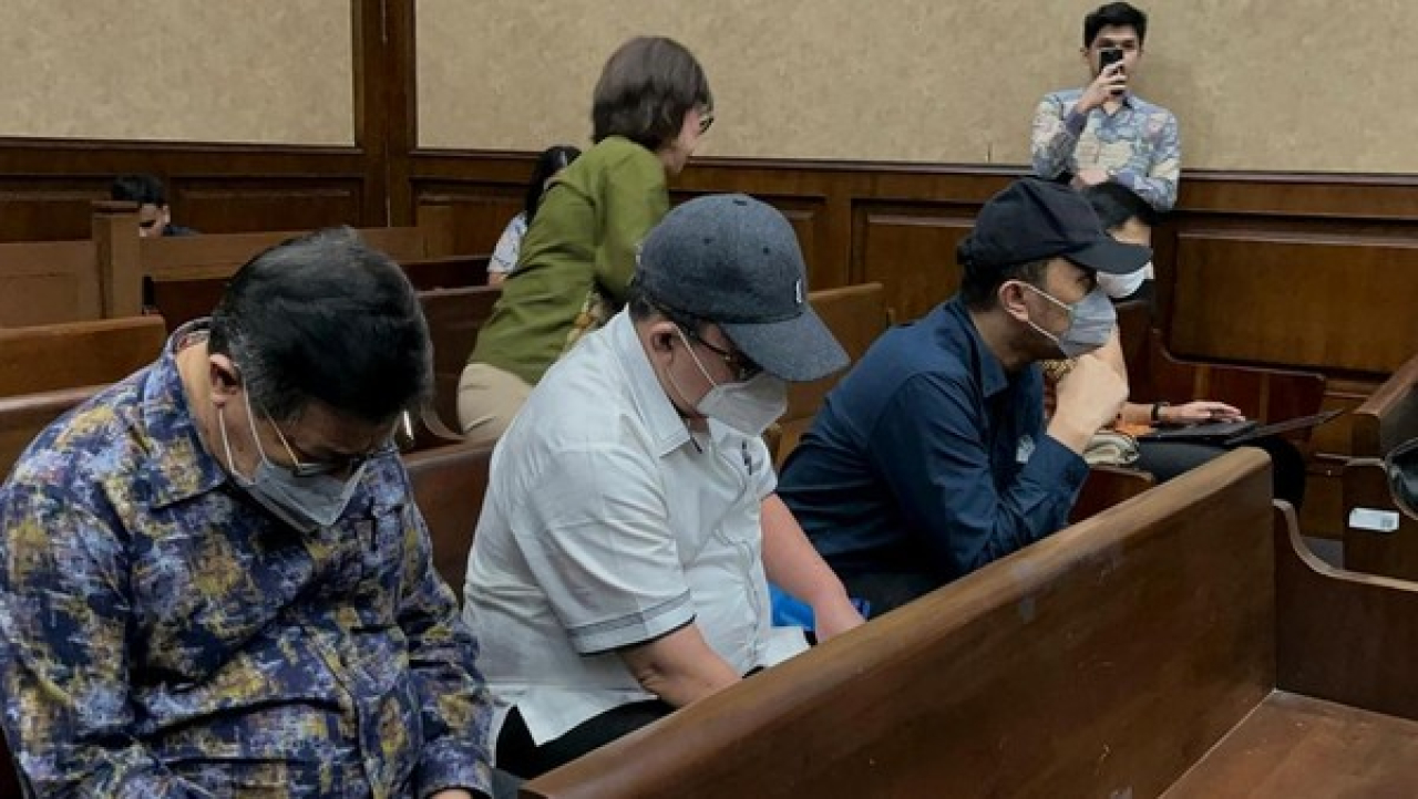 Ekspresi Hakim Erintuah Damanik, Hakim Mangapul dan Hakim Heru Hanindyo saat menunggu sidang lanjutan di Pengadilan Tipikor Jakarta. (foto: antara)