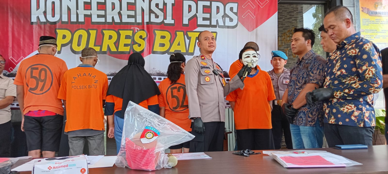Polres Batu mengamankan 6 pelaku sindikat penjual bayi melalui media sosial dengan jaringan nasional.