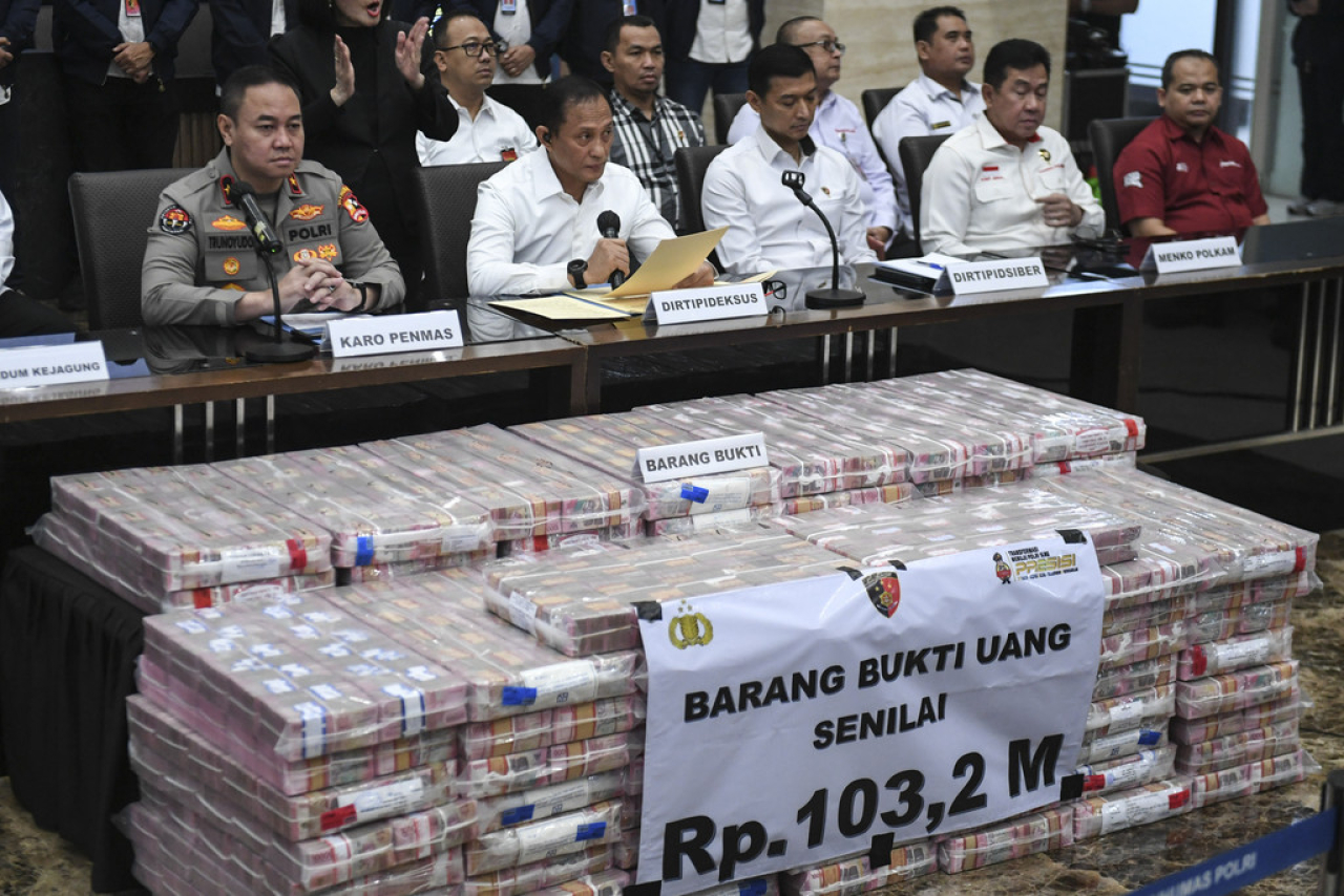 Dirtipideksus Bareskrim Polri Brigjen Pol Helfi Assegaf didampingi Karo Penmas Div Humas Polri Brigjen Pol Trunoyudo Wisnu Andiko dan Dirtipidsiber Bareskrim Polri Brigjen Pol Himawan Bayu Aji memberikan keterangan pers terkait penetapan tersangka TPPU ha