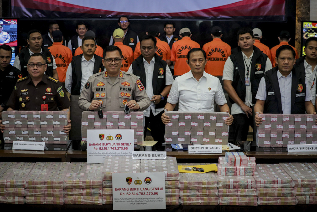 Bareskrim Polri terus mengusut kasus penipuan investasi bodong robot trading NET89. Dalam jumpa pers di Bareskrim Polri, Jakarta Selatan, Rabu (22/1/2025), polisi memamerkan barang bukti berupa lima mobil mewah dan uang tunai Rp 52,5 miliar.