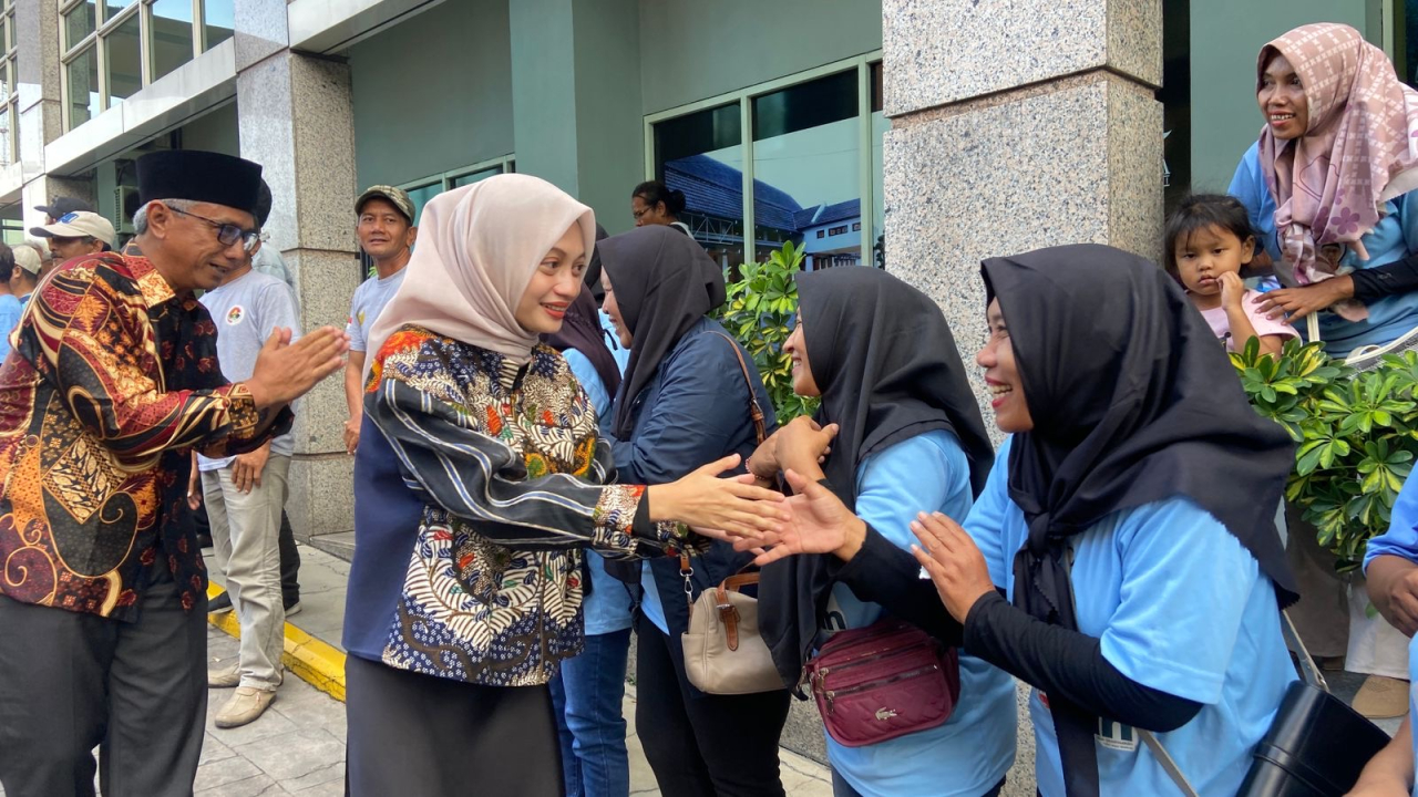 Mbak Vinanda bersama Gus Qowim saat berjabat tangan dengan para relawan pendukung