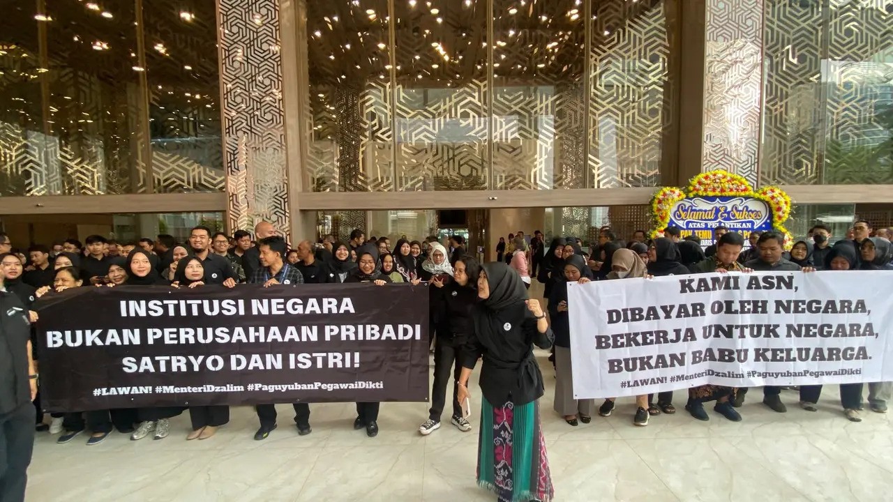 Aksi demo yang dilakukan ratusan pegawai dan karyawan ASN Kemdiktisaintek, di halaman kantor Kemdiktisaintek Jakarta, Senin (20/1/2025). Mereka protes atas sewenang-wenang Menteri Satryo yang diduga tidak ‘memanusiakan’ karyawannya.