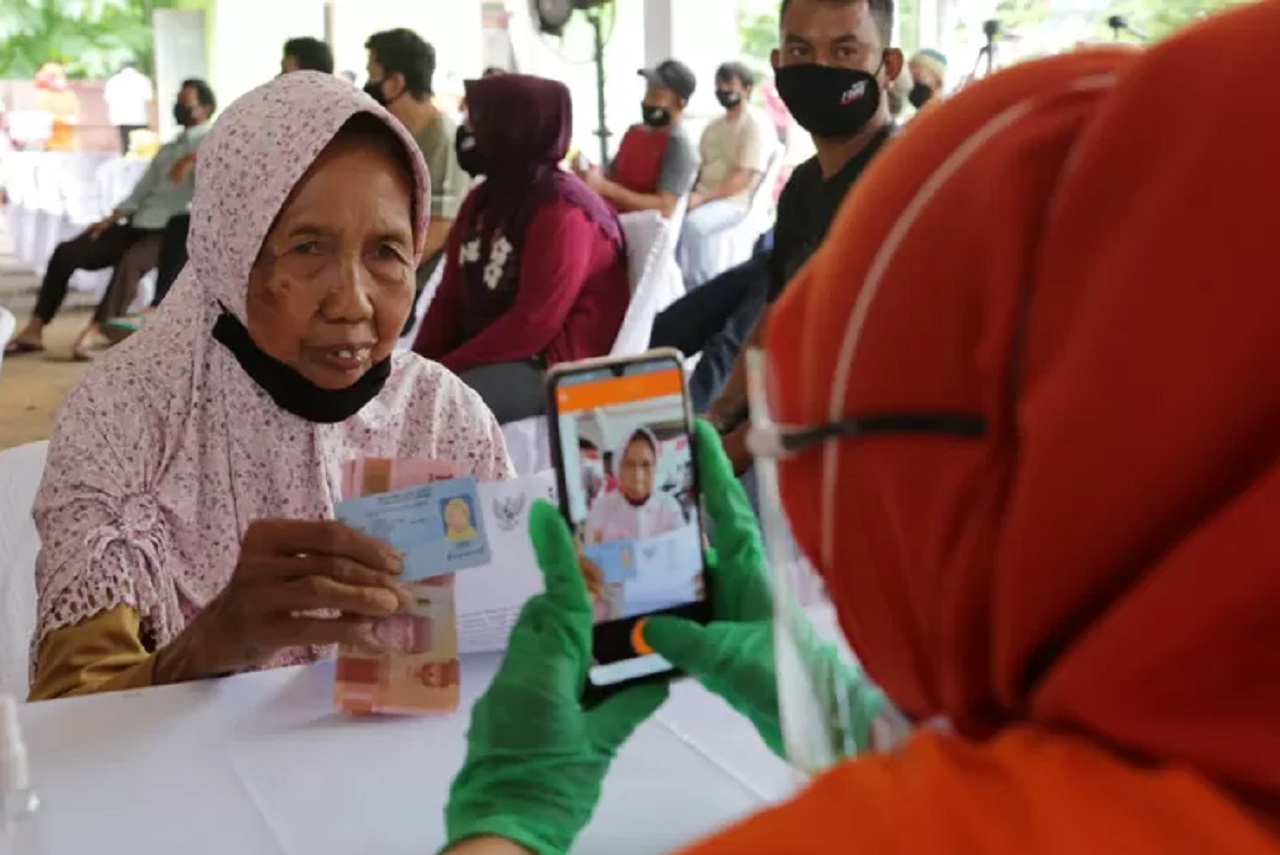 Ilustrasi. Penyaluran realisasi bantuan sosial (bansos) tahun 2024 di Kota Madiun, Jawa Timur. SP/ MDN