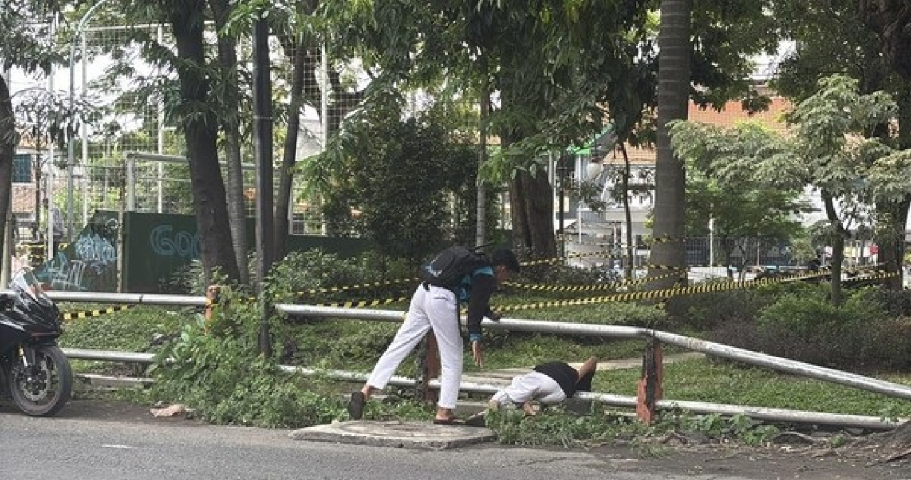 Fenomena perburuan harta karun koin jagat yang berasal dari Aplikasi Jagat ini, terus disorot karena sering merusak fasilitas umum.