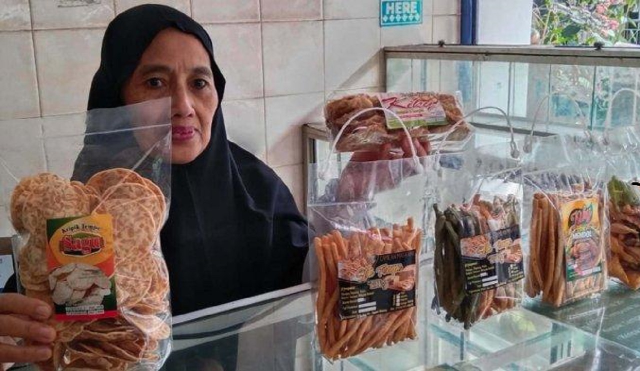 Produsen keripik tempe di Kampung Tempe Sanan Kota Malang, Laili Afrida saat menunjukkan produksi keripik tempe buatannya. SP/ MLG