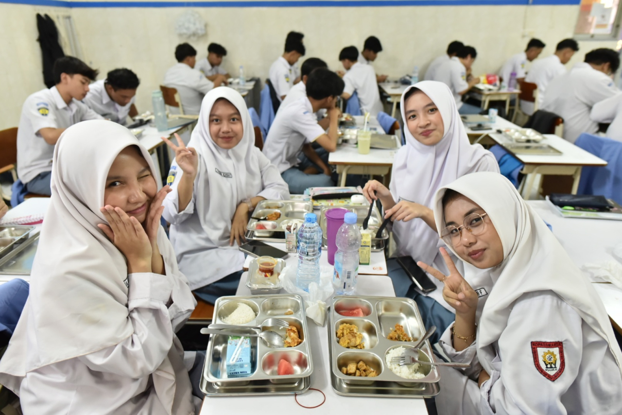 Siswa-siswi SMA Muhammadiyah 2 Sidoarjo mengambil kotak makan pada program Makan Bergizi Gratis (MBG). SP/Arlana