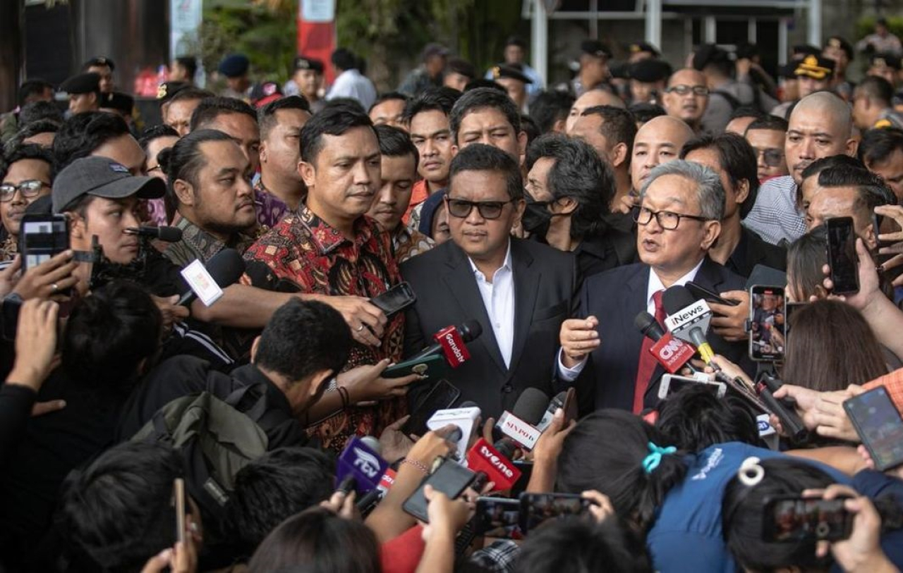 Ekspresi senyum Hasto Kristiyanto, Sekjen PDIP usai dirinya tak ditahan KPK meski sempat diperiksa intensif selama 3,5 jam oleh penyidik KPK. Terlihat Hasto didampingi puluhan advokat.