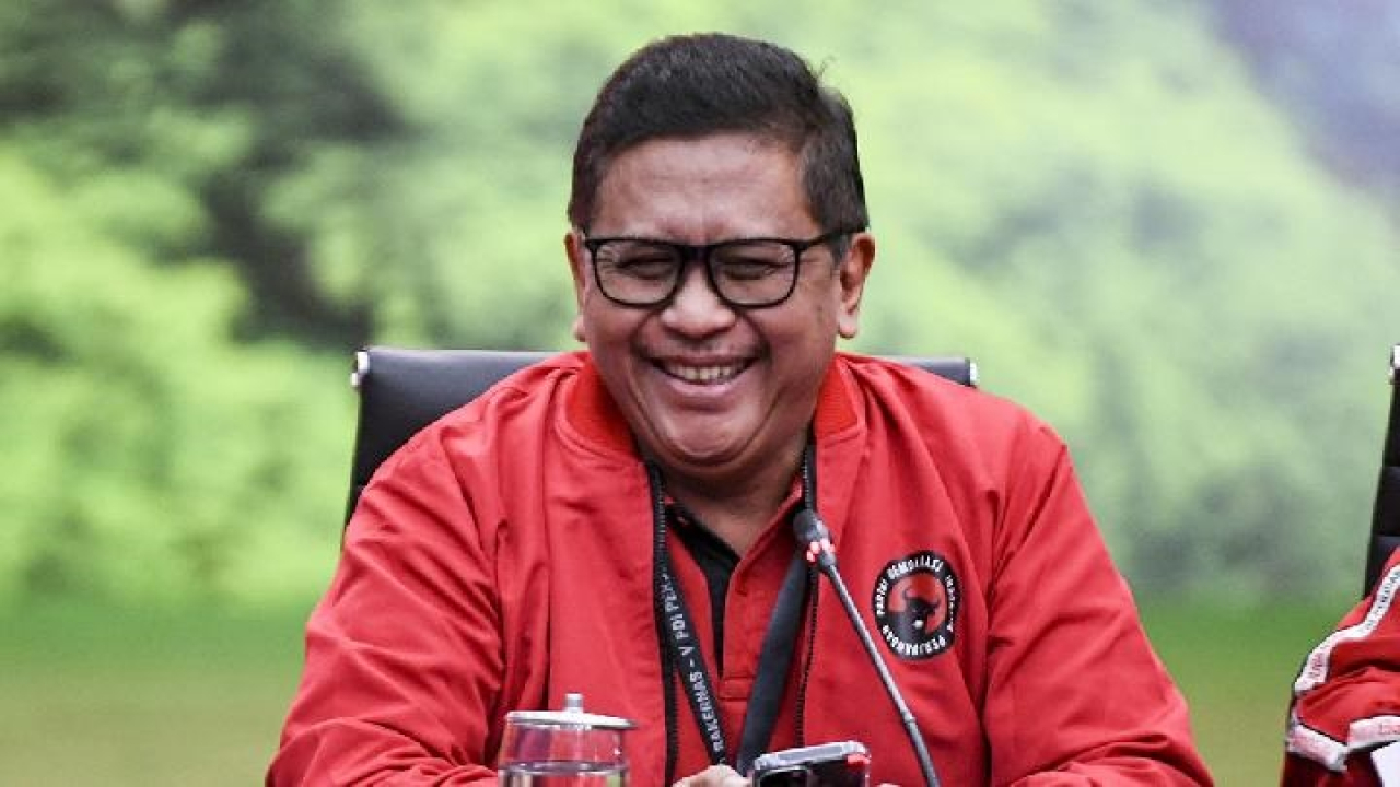 Sekjen PDIP Hasto Kristiyanto, yang dijadikan tersangka oleh KPK, melawan dengan melakukan praperadilan KPK.