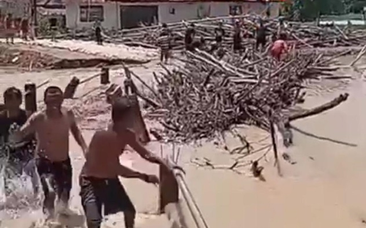 Tangkapan layar. Hebohnya jembatan di Desa Planggaran, Kecamatan Blega, Bangkalan yang ambruk diterjang luapan sungai. SP/ BGK