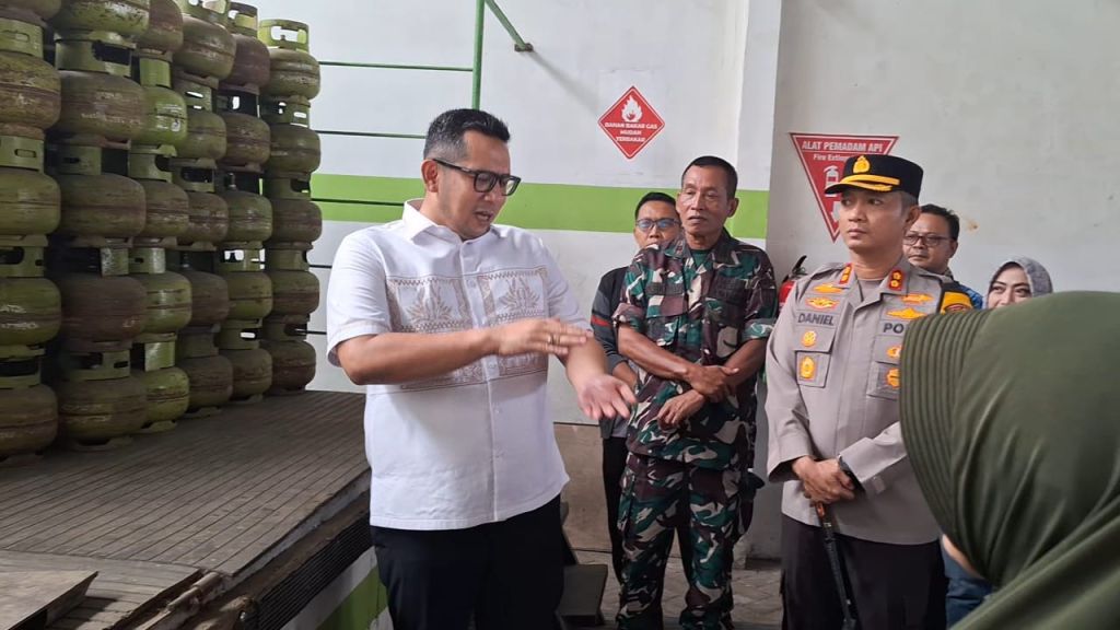 Pj Wali Kota Mojokerto, Moh Ali Kuncoro bersama Forkopimda dan Hiswana Migas Surabaya saat sidak di agen LPG Lingkungan Bancang, Kelurahan Wates.
