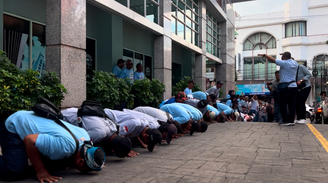 Ratusan Relawan suket teki saat sujud syukur usai penetapan KPU