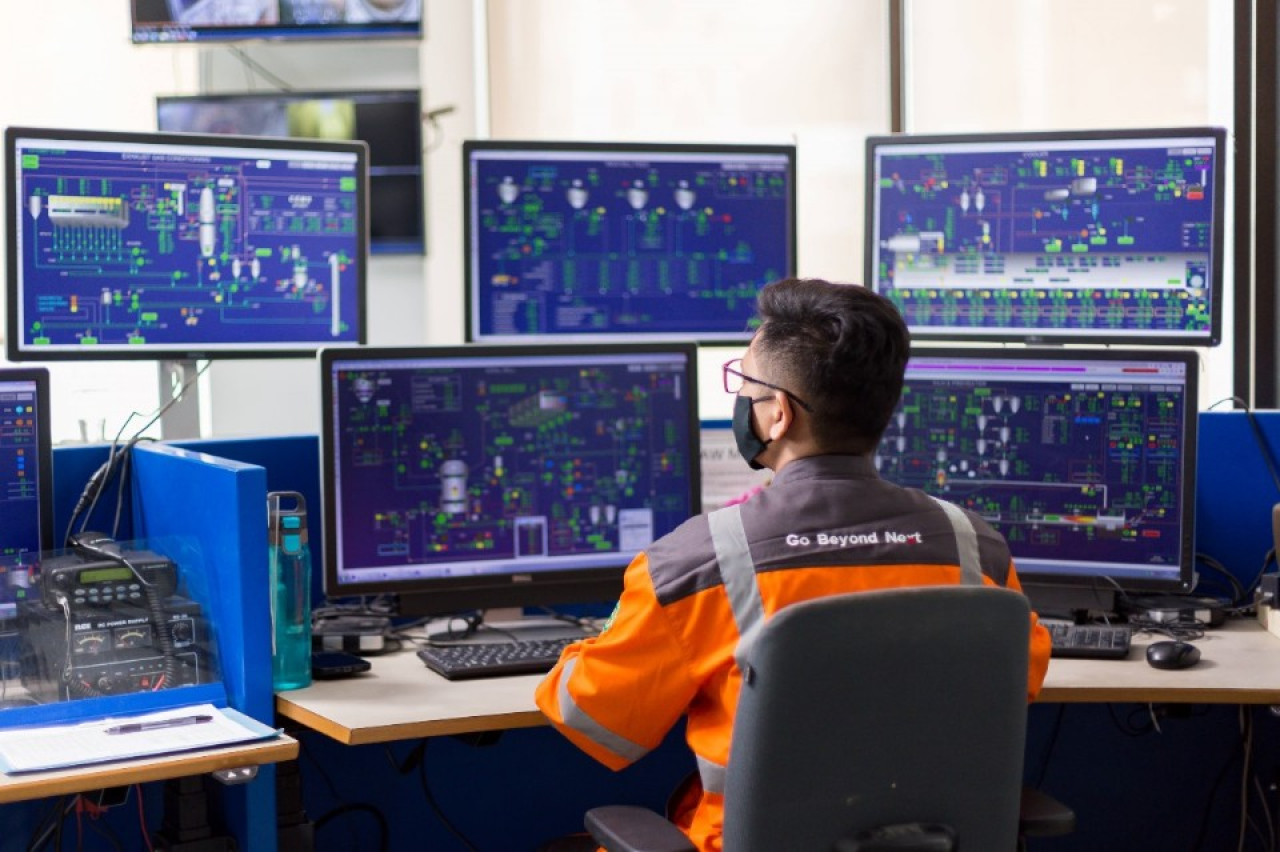 Karyawan PT Semen Gresik melakukan monitoring proses produksi semen melalui Central Control Room (CCR) Pabrik Rembang, Jawa Tengah. Proses produksi di pabrik SIG ditunjang dengan implementasi digitalisasi untuk optimasi kegiatan produksi untuk mencapai ef