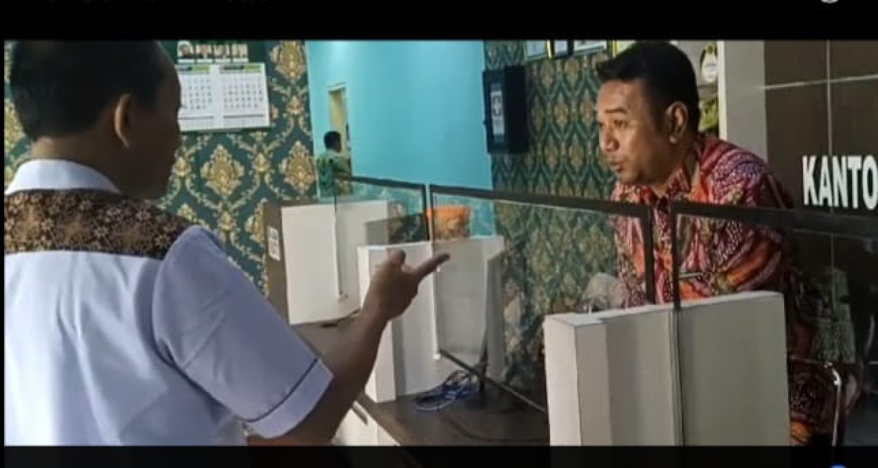 Azis Priyanto SH saat berdebat dengan Humas Kemenag Sampang