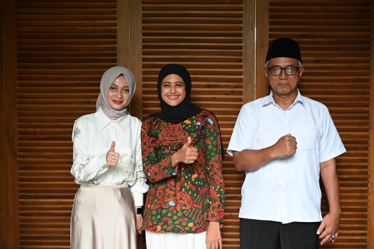 Mbak Vinanda (kiri) dan Gus Qowim foto bersama Bunda Fe (tengah)