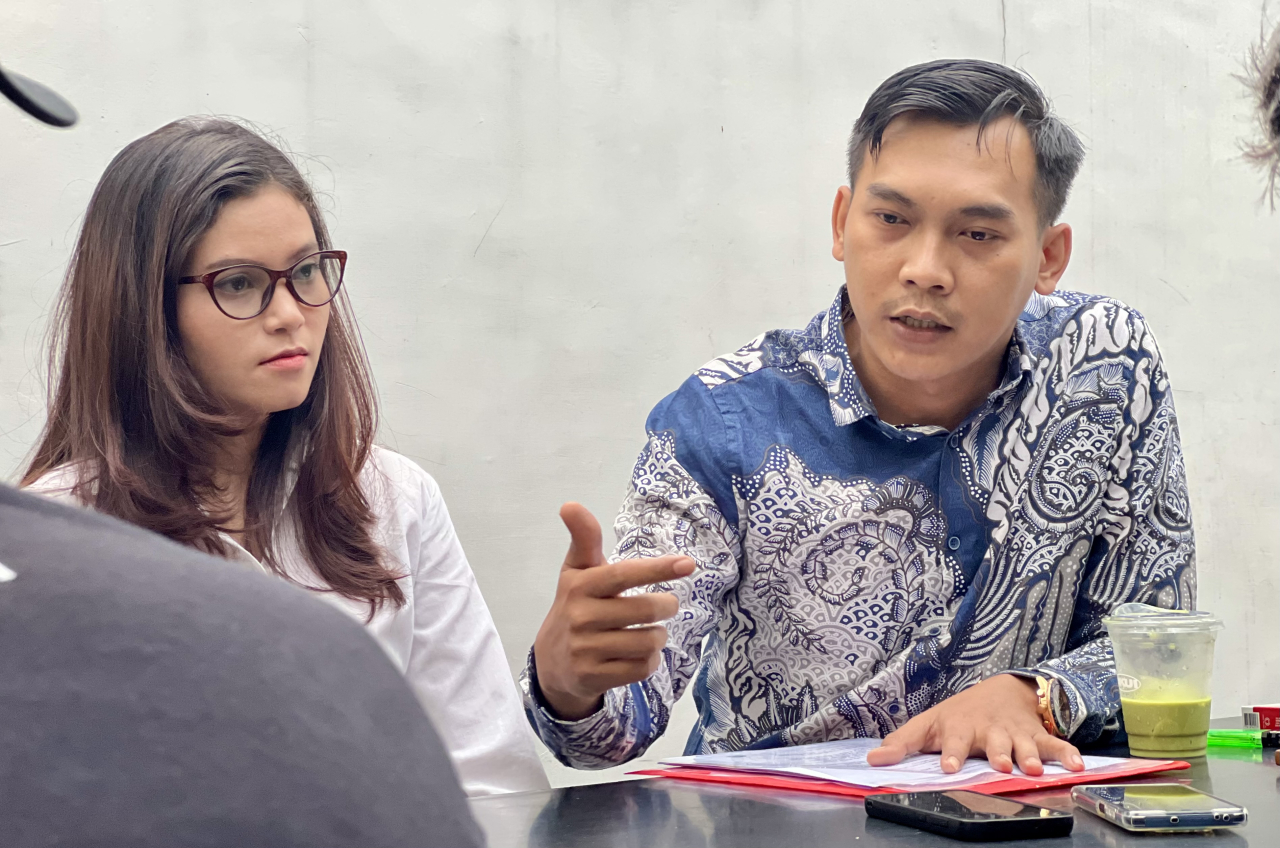 Mubaroq SH, dan kliennya saat membeberkan kronologi yang dialami kliennya.