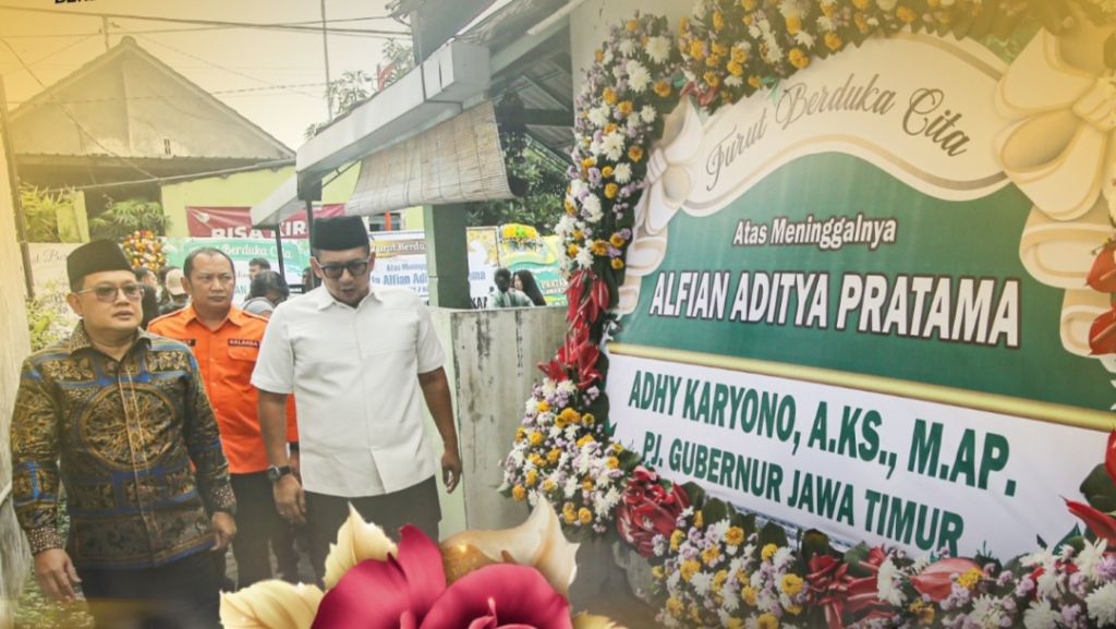 Pj Gubernur Jatim Adhy Karyono saat takziah ke rumah duka korban tenggelam Pantai Drini