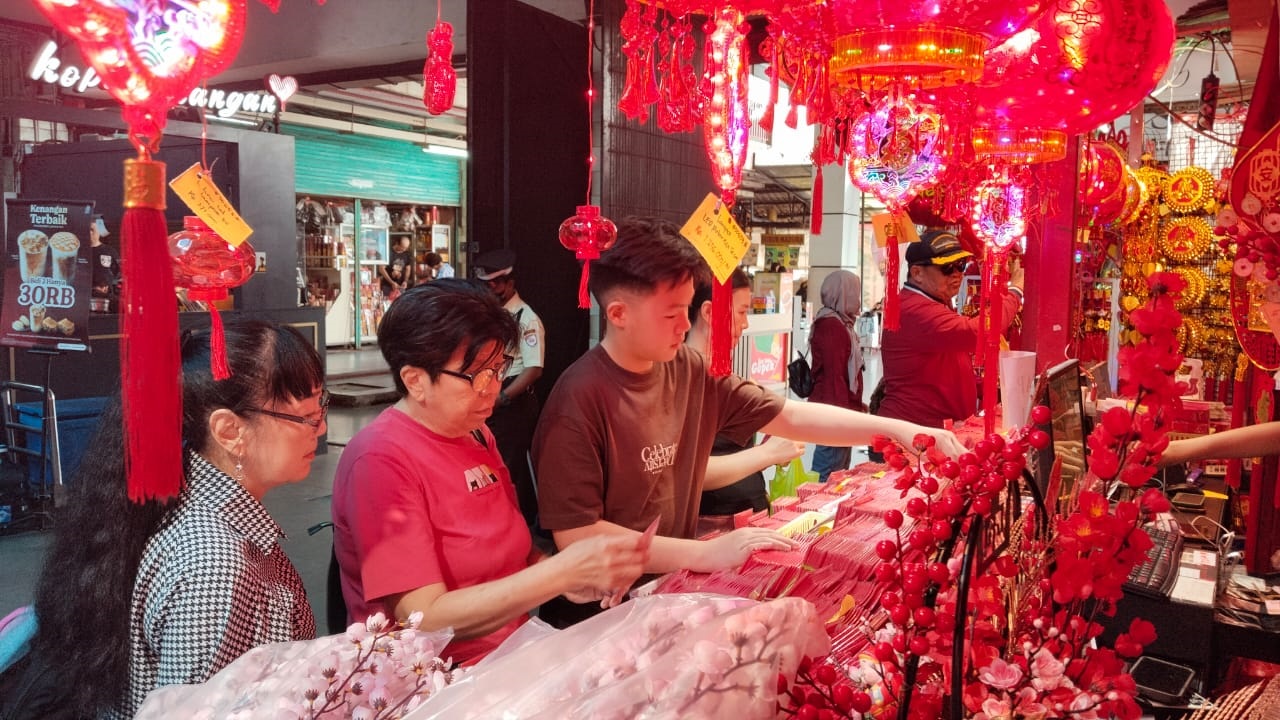 Suasana Pasar Atom Surabaya, Jumat (17/1/2025), semarak dengan pernak-pernik Imlek 2025 yang memasuki tahun Ular Kayu. Pembeli memburu amplop angpao dan lampion.. SP/Arlana