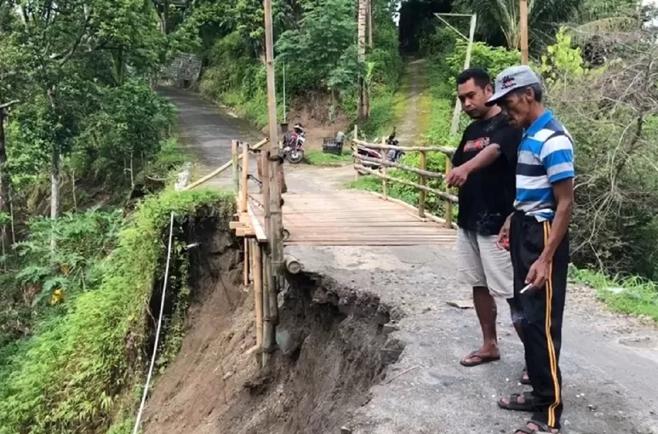 Kondisi jalan alternatif penghubung antar kecamatan di Kabupaten Ponorogo, Jawa Timur amblas diterjang longsor. SP/ PNG