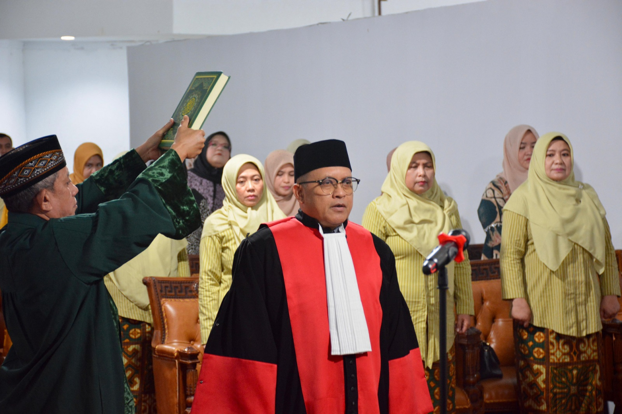 Isnurul Syamsul Arif, Ketua Majelis Hakim PT Pontianak, yang membebaskan WNA China, Yu Hao, pencuri emas 774 kg.