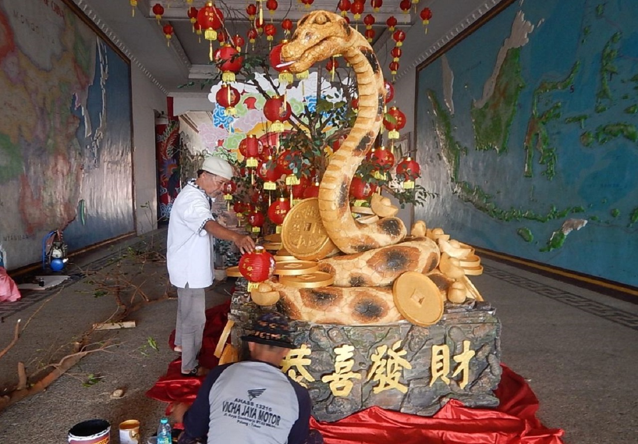 Klenteng Kwan Sing Bio Tuban menghadirkan patung ular kayu, sambut perayaan Imlek 2576 Kongzili. SP/ TBN