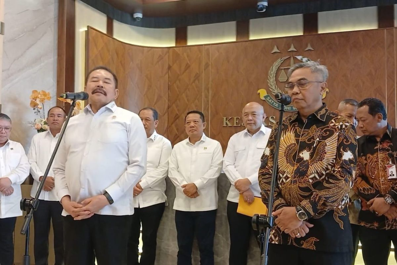 Jaksa Agung ST Burhanuddin bersama Ketua KPK Setyo Budiyanto, siap berkolaborasi memberantas korupsi. Pertemuan Kejagung dan KPK dilaksanakan di Kejaksaan Agung, Rabu (8/1/2025).