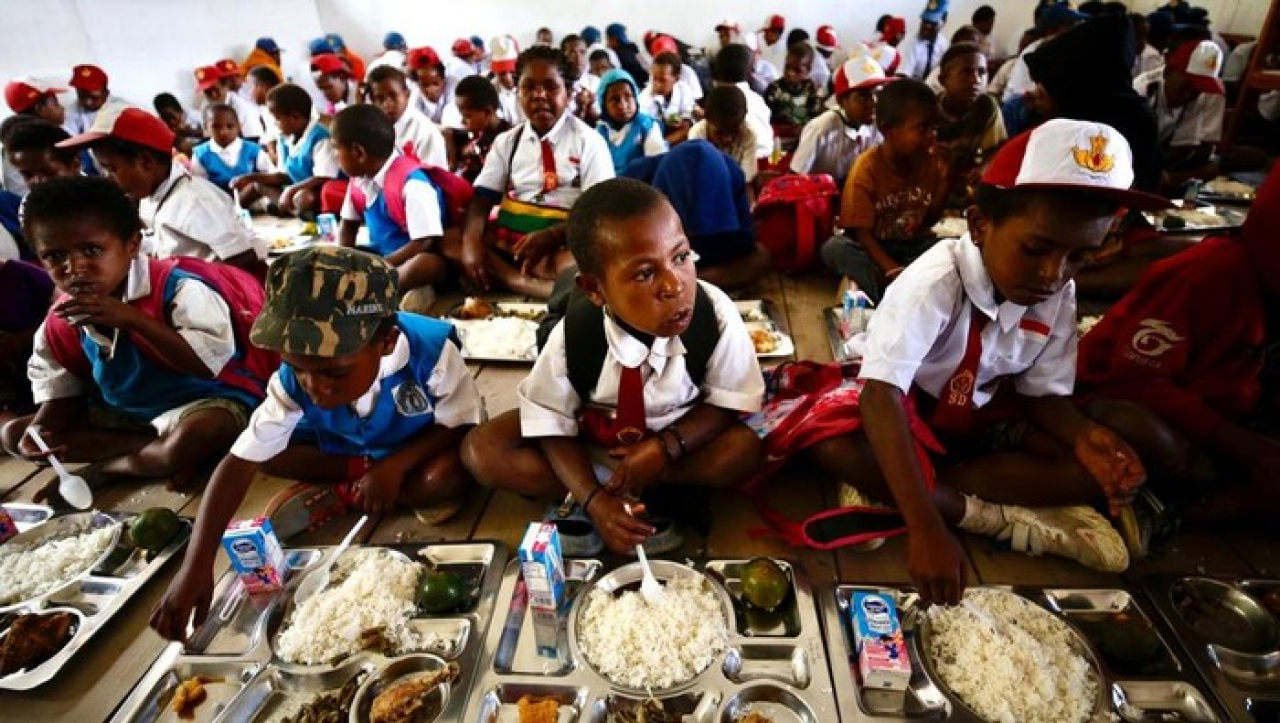 Anak-anak sekolah di daerah rawan konflik di Papua Tengah menerima makan bergizi gratis, Senin (20/1/2025).
