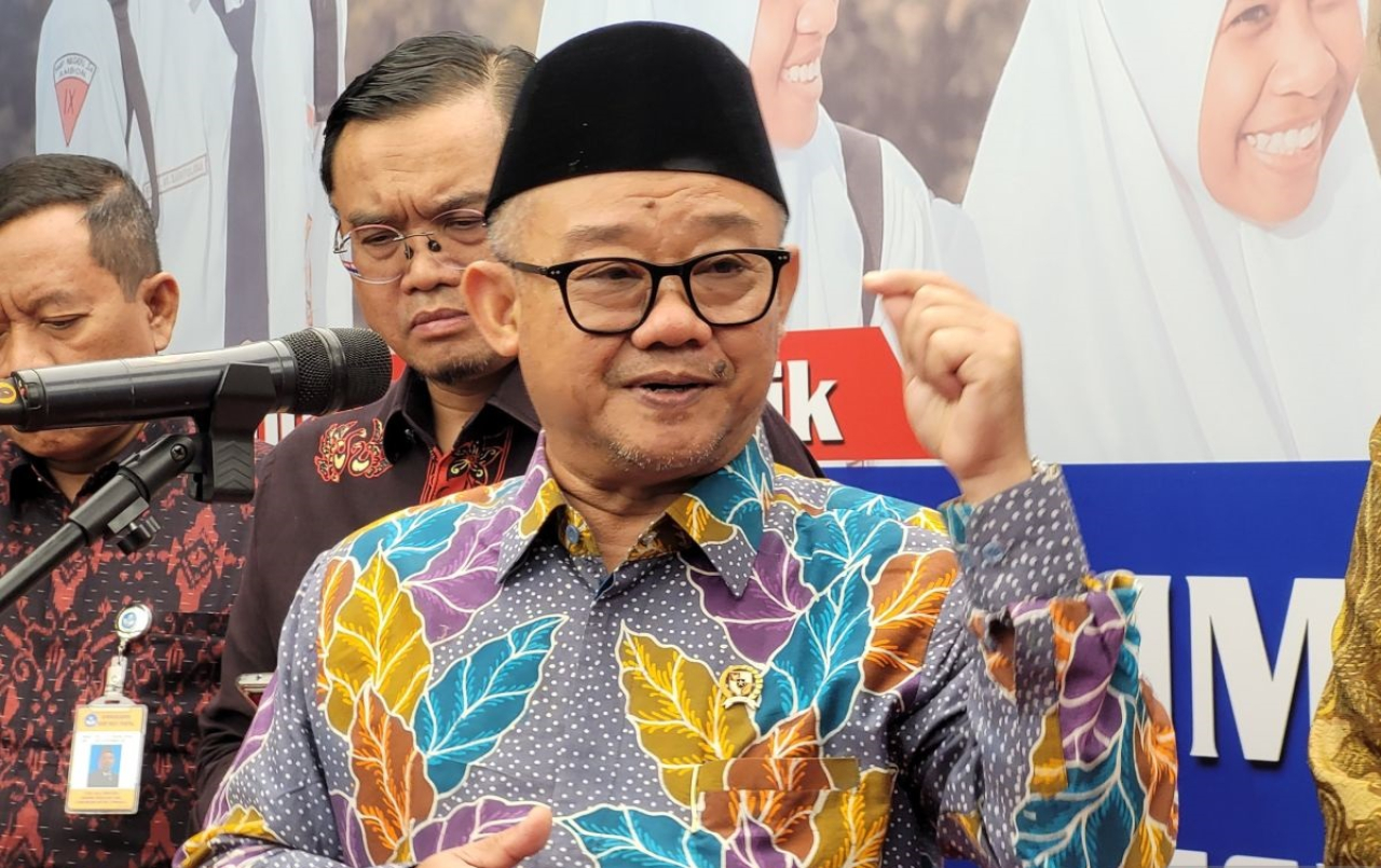 Mendikdasmen Abdul Mu'ti, memastikan bahwa merubah sistem PPDB menjadi SPMB 2025 dengan merubah jalur zonasi menjadi jalur domisili. Keputusan ini akan diterapkan pada tahun ajaran tahun 2025.