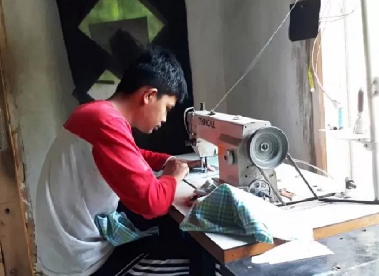 Ilustrasi. Penjahit lokal di lingkup Jombang untuk program seragam sekolah gratis. SP/ JBG
