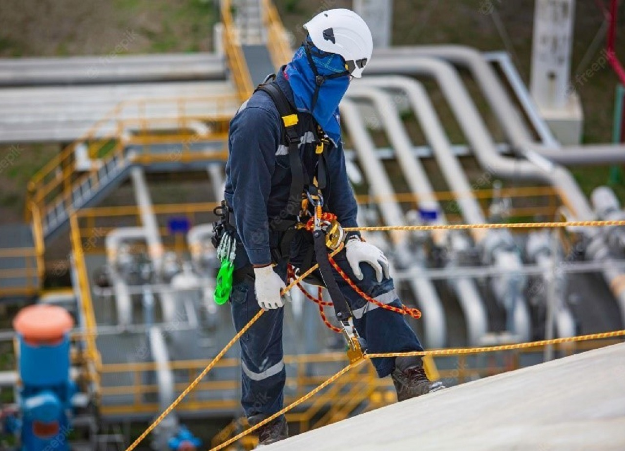 Ilustrasi. Penggunaan perangkat fall arrester. SP/ SBY