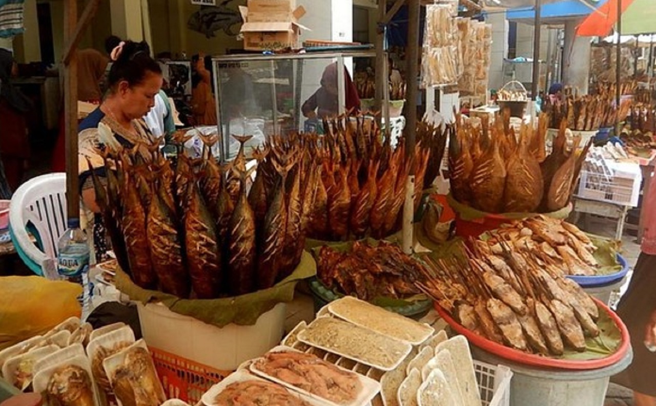 Salah satu penjual ikan asap di pesisir pantai Tuban yang diserbu pembeli di momen libur panjang Imlek 2025. SP/ TBN