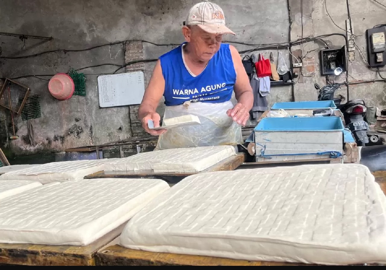 Salah satu perajin tahu di Mojokerto, Jawa Timur. SP/ MJK