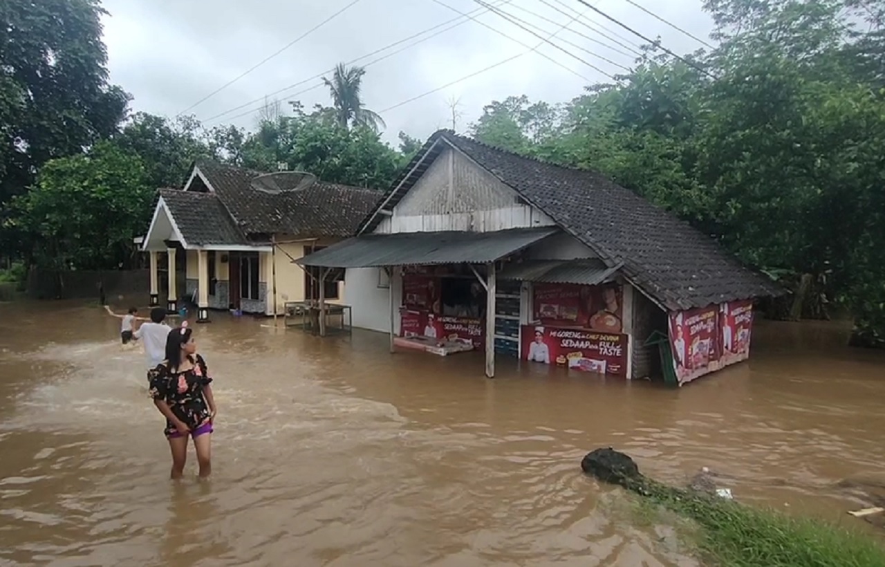 Kondisi sejumlah sungai meluap dan banjir besar di tiga desa di Kecamatan Bangsalsari, Kabupaten Jember di lereng Gunung Argopuro terendam banjir. SP/ JBR