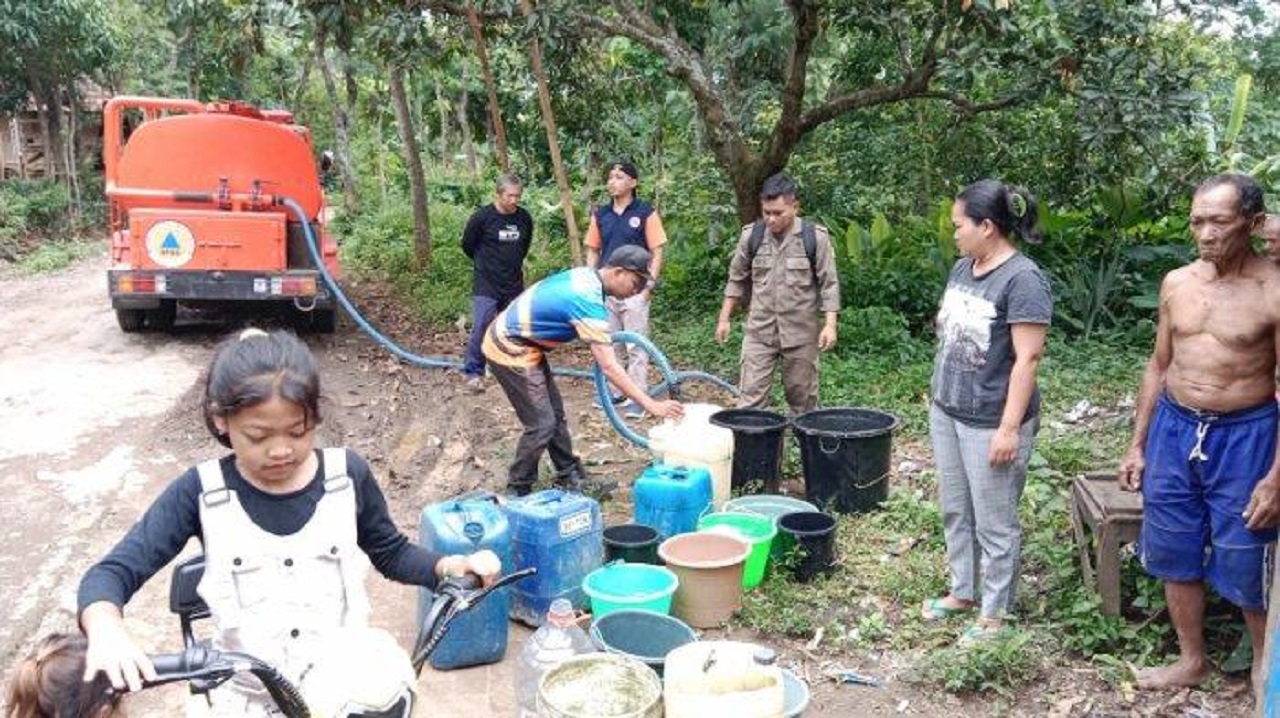 Sejumlah warga Desa Sumber Canting, Kecamatan Botolinggo, Kabupaten Bondowoso, saat antre air bersih bantuan dari BPBD Bondowoso. SP/ BDW