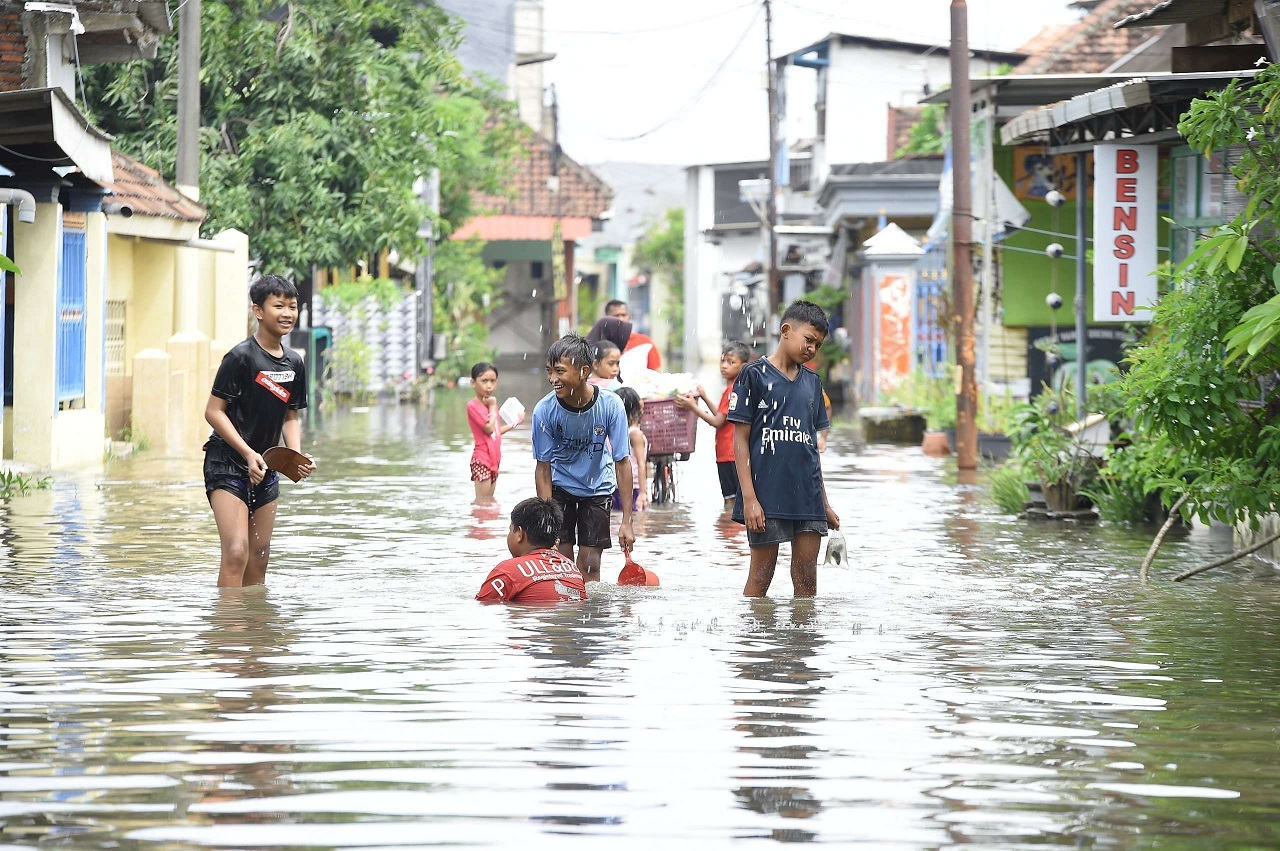 Kondisi meluapnya DAS Wratis imbas hujan dengan intensitas tinggi membuat ribuan rumah warga di Pasuruan, Jawa Timur terendam banjir. SP/ PSR