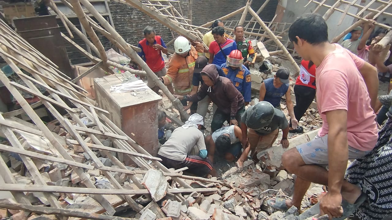 Kondisi rumah polisi Bhabinkamtibmas Polsek Dlanggu, di Kabupaten Mojokerto, pasca meledak hebat, Senin (13/1/2025), meluluhlantakkan 12 rumah dan menewaskan 2 tetangganya. SP/Dwy AS