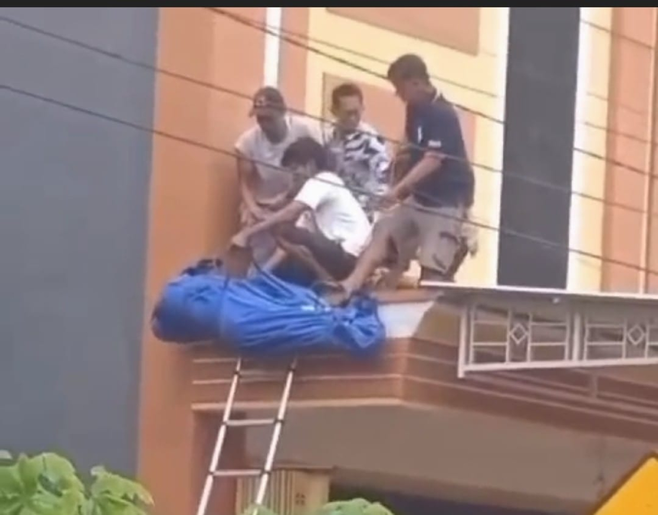 Korban saat dievakuasi untuk dibawa ke rumah sakit. SP/Lestariono