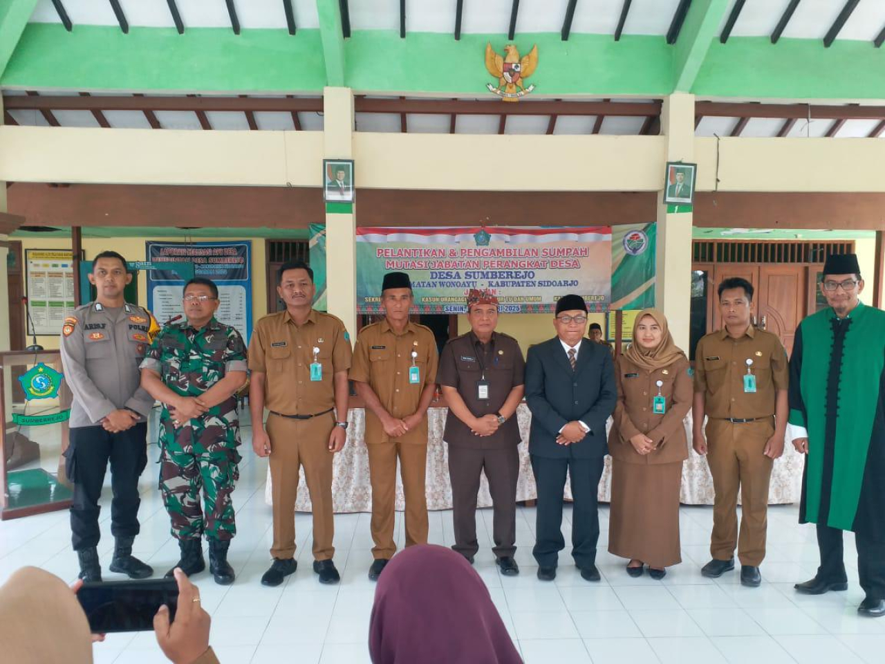 Kades Sumberejo, Haji Sahar Maulana, saat foto bersama empat perangkat desa yang baru dilantik dan jajaran Forkopimka Kecamatan Wonoayu.