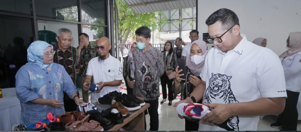 Pj Wali Kota Mojokerto Moh. Ali Kuncoro saat menerima kunjungan Dirjen IKMA Kemenperin RI beserta rombongan. SP/Dwy AS