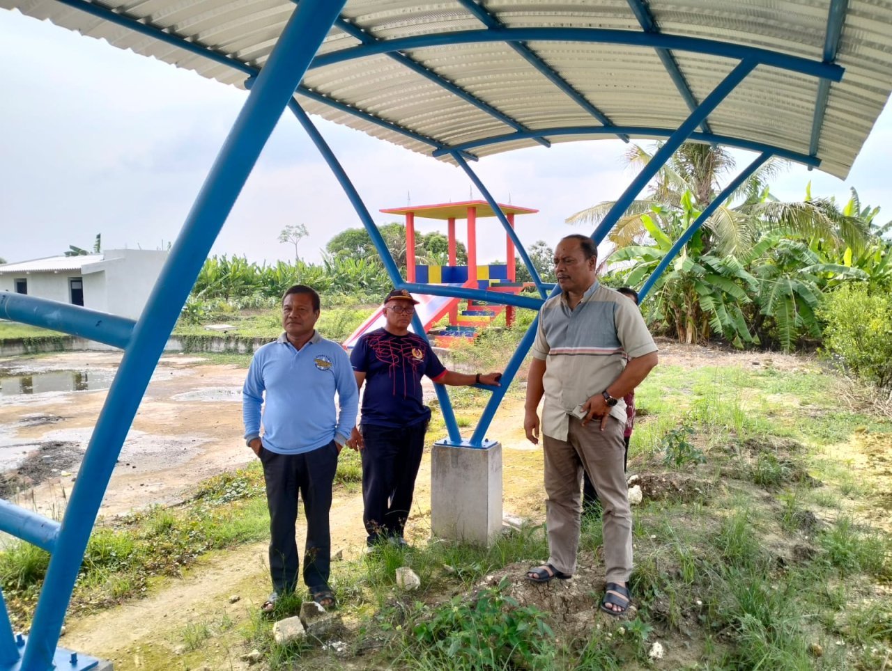 Pembangunan sarpras wisata kolam renang Desa Golokan, Kecamatan Sidayu, Gresik dalam tahap finishing. SP/M Aidid