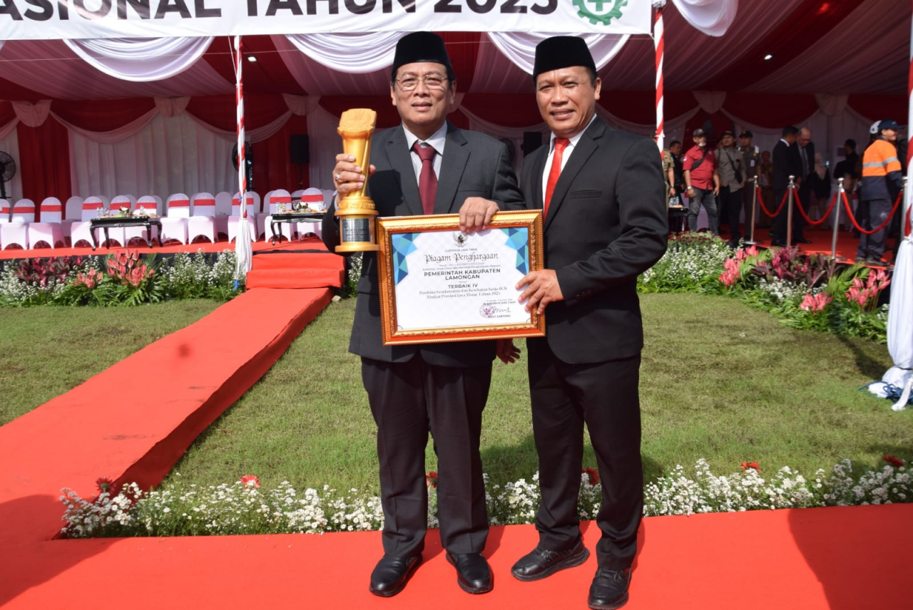 Wabup dan Kepala Dinas Tenaga Kerja saat berpose usai menerima penghargaan K3. SP/IST