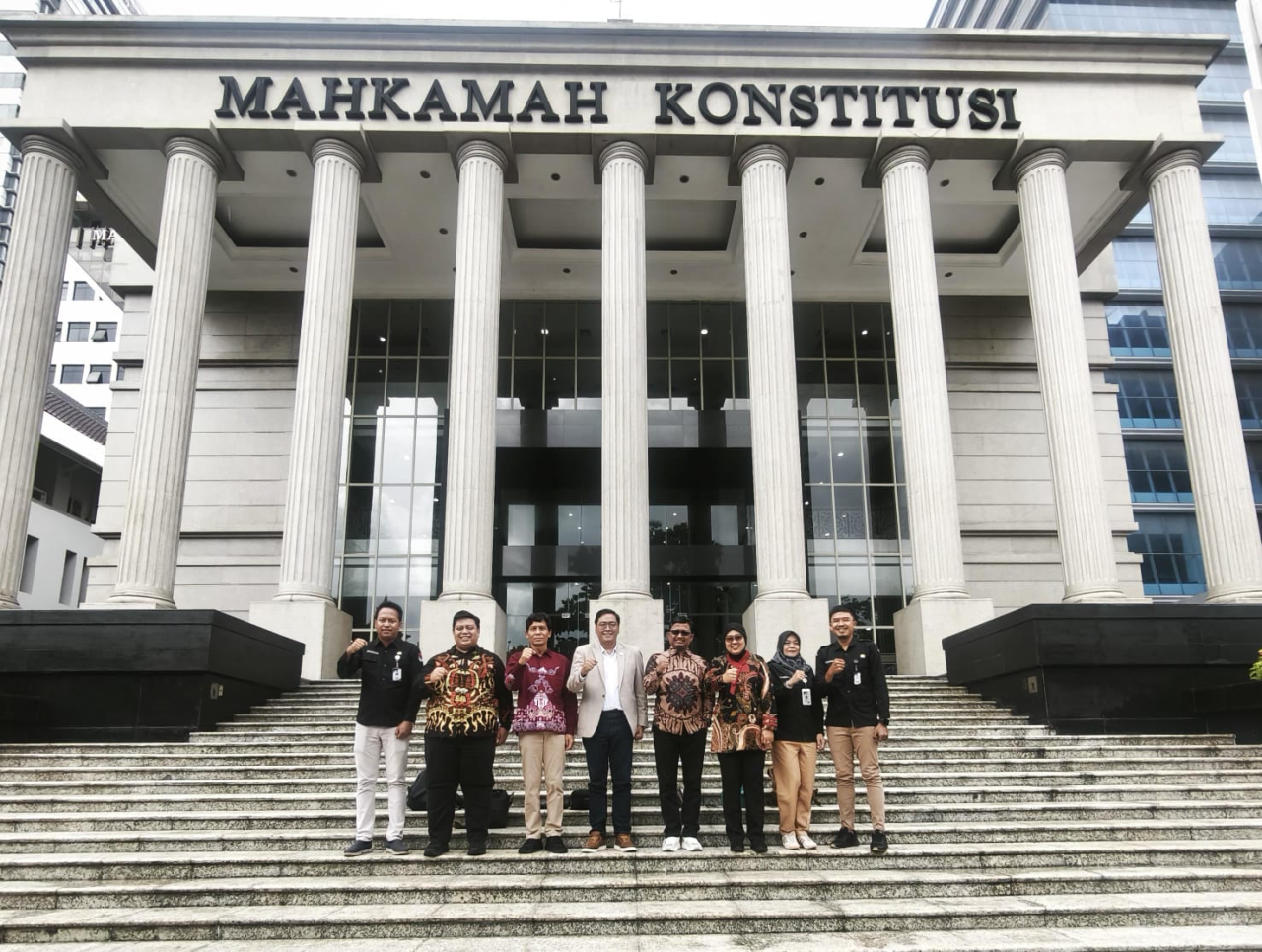 Ketua KPU Kota Blitar bersama Team saat di MK. SP/Lestariono